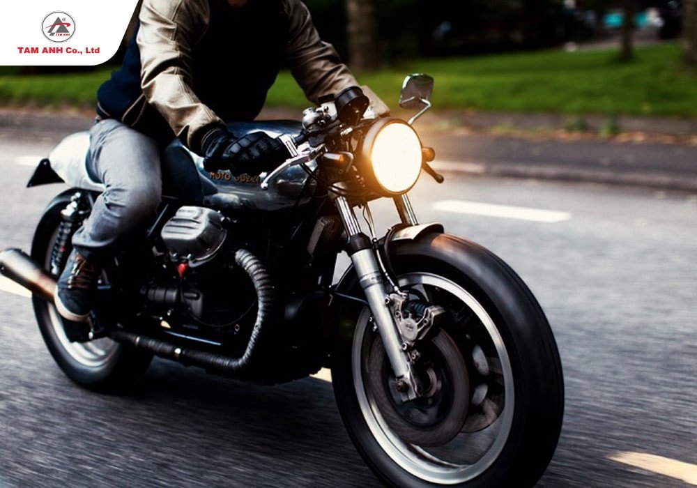 Người lái xe máy điều khiển hệ thống đèn chiếu sáng trên ghi đông
