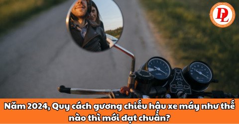 Người lái xe máy kiểm tra gương chiếu hậu trước khi di chuyển