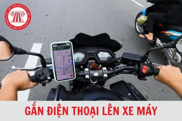 Người lái xe máy sử dụng điện thoại gắn trên ghi đông để xem bản đồ