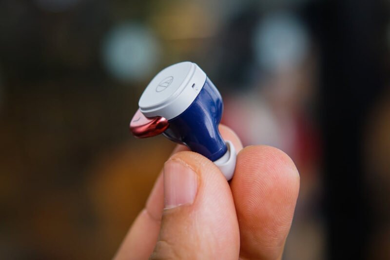 Người lái xe máy sử dụng điện thoại và thiết bị âm thanh khi tham gia giao thông