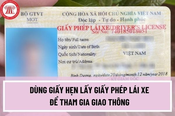 Người lái xe mô tô chuẩn bị tham gia giao thông
