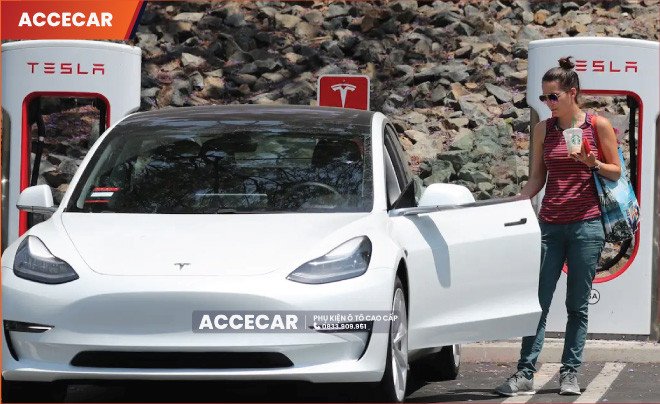 Người lái xe Tesla tập trung điều khiển xe trên đường trong điều kiện ánh sáng tốt