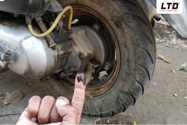 Người lái xe thực hiện thao tác sang số