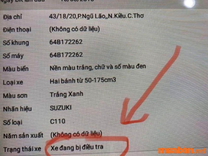 Người mua đang kiểm tra giấy tờ xe máy cẩn thận