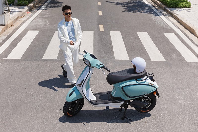 Người ngồi trên xe điện cần đội mũ bảo hiểm đạt chuẩn và cài quai đúng cách