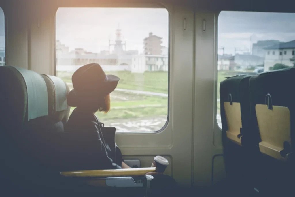 Người ngồi trên xe nhìn ra ngoài cửa sổ