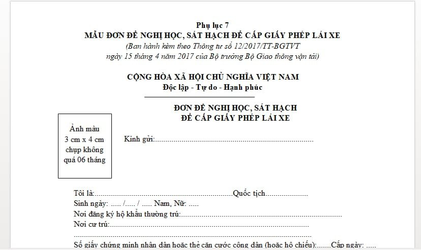 Người nộp đơn xin thi giấy phép lái xe tại trung tâm đào tạo