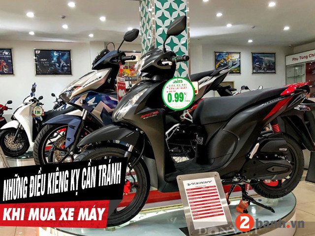 Người phụ nữ đang xem xét một chiếc xe máy mới tại showroom