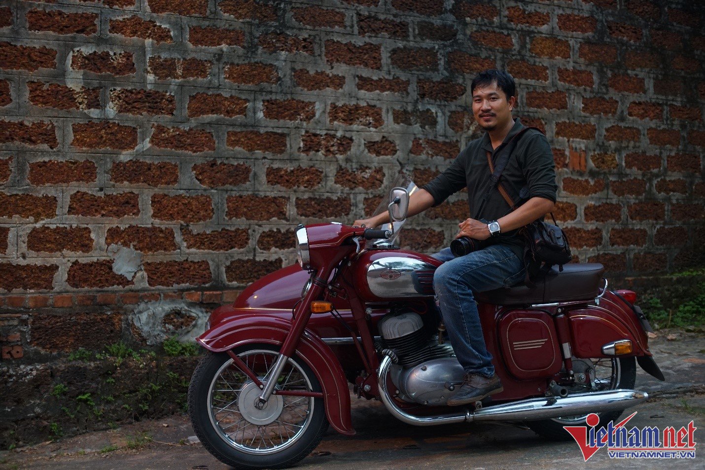 Người sưu tập bên chiếc Jawa cổ được phục chế kỹ lưỡng
