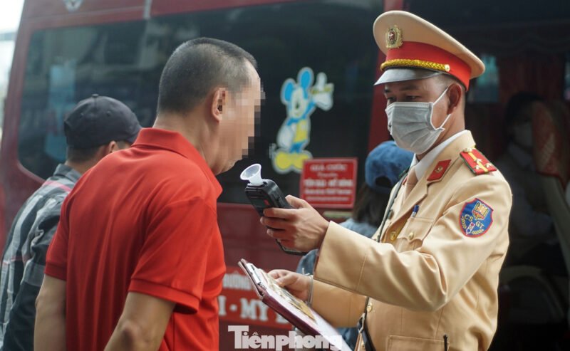 Người tham gia giao thông cần nắm rõ các quy định về xử phạt vi phạm giao thông mới