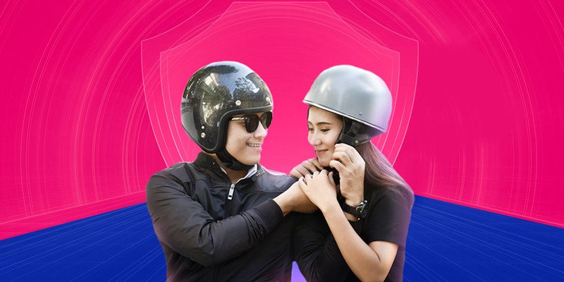 Người tham gia giao thông đi xe máy trên đường phố Việt Nam