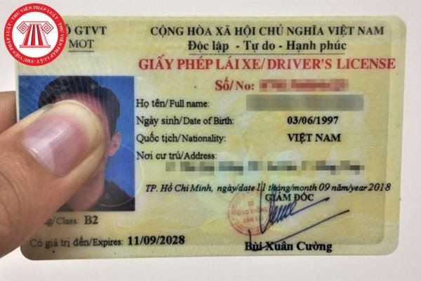 Người tham gia kiểm tra lý thuyết thi bằng lái xe máy