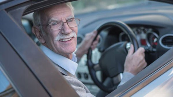 Người trên 70 tuổi cần chú ý đến sức khỏe khi lái xe