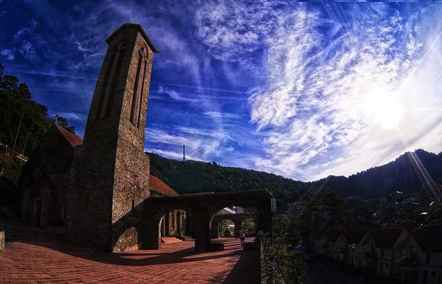 Nhà thờ đá cổ tại trung tâm thị trấn Tam Đảo