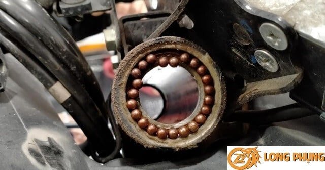 Nhận biết dấu hiệu tay lái bị cứng và rung lắc