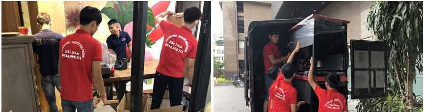 Nhân viên đang cẩn thận bốc xếp và cố định xe máy lên xe tải