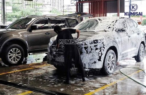 Nhân viên đang thực hiện quy trình chăm sóc xe tỉ mỉ