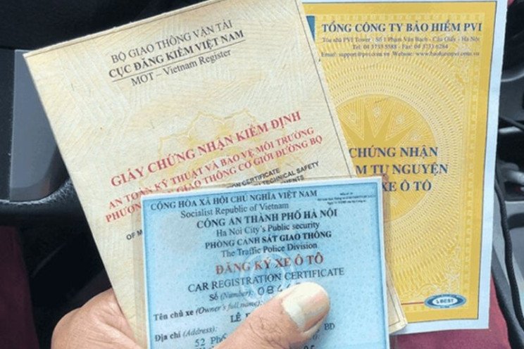 Nhân viên kiểm tra kỹ thuật chi tiết xe trong dây chuyền