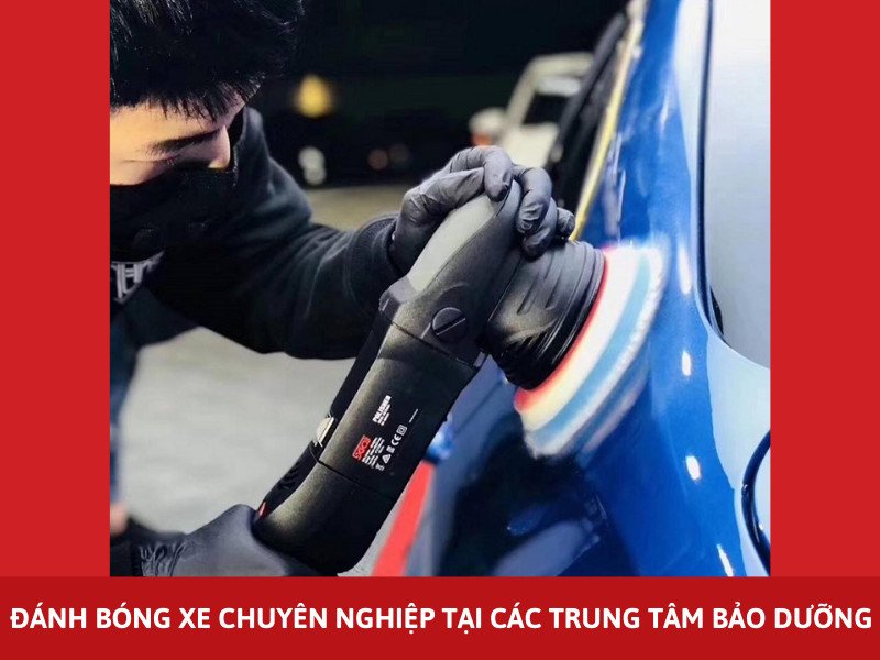 Nhân viên kỹ thuật đang thực hiện đánh bóng xe máy tại cơ sở chuyên nghiệp