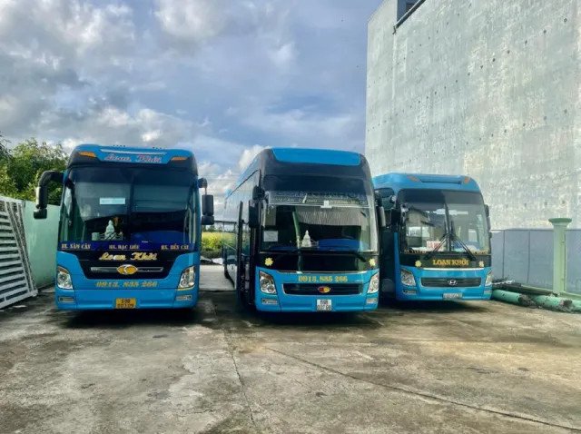 Nhân viên nhà xe hỗ trợ hành khách sắp xếp hành lý tại điểm đón