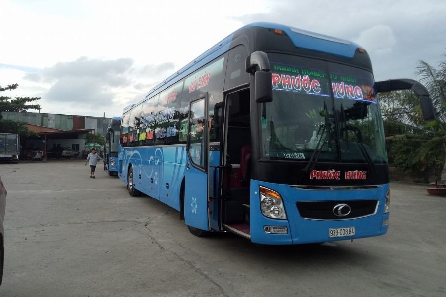 Tra Cứu Số Điện Thoại Xe Phước Hưng Chi Tiết Nhất Nhân viên nhà xe kiểm tra vé hành khách trước khi lên xe