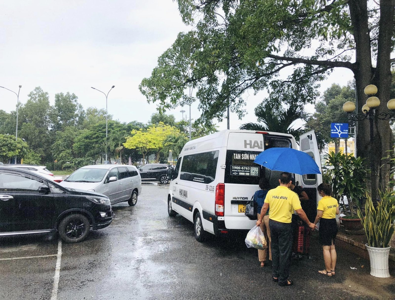 Nhân viên phục vụ hành khách của nhà xe Hải Vân