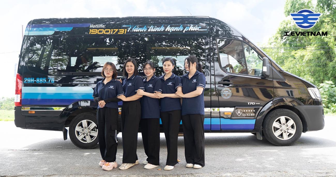 Nhân viên tổng đài hỗ trợ khách hàng đặt vé xe