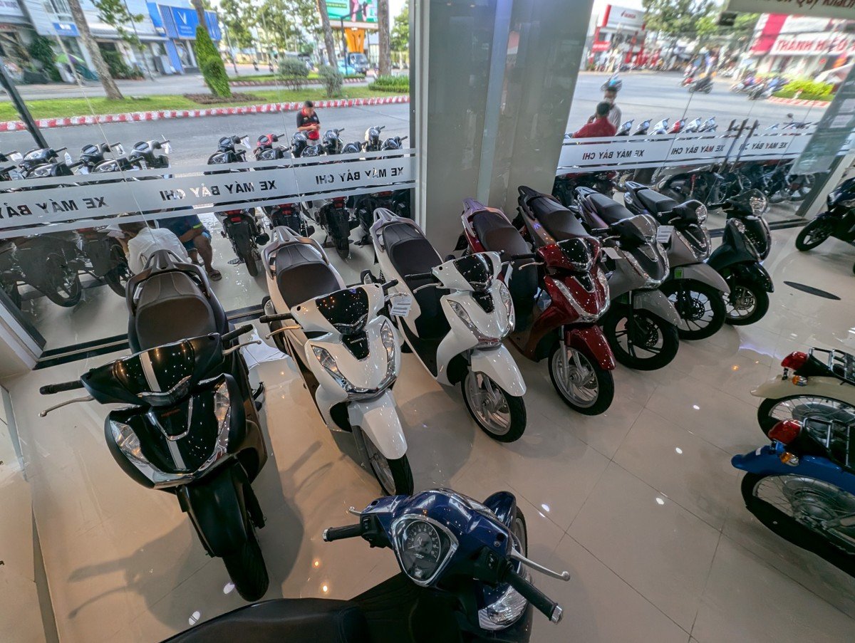 Nhân viên tư vấn tận tâm tại đại lý xe máy