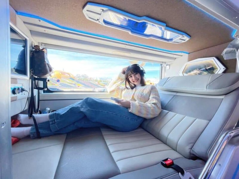 Nhiều giường đôi được sắp xếp trong xe Phong Phú Limousine