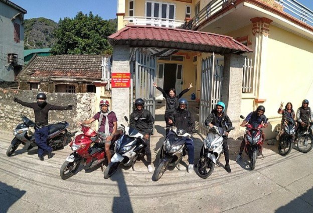 Nhiều loại xe máy khác nhau được sắp xếp ngay ngắn sẵn sàng cho thuê