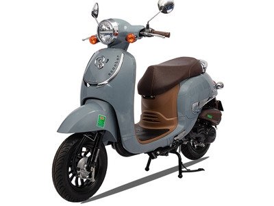 Nhiều mẫu xe 50cc với màu sắc đa dạng được trưng bày trong showroom