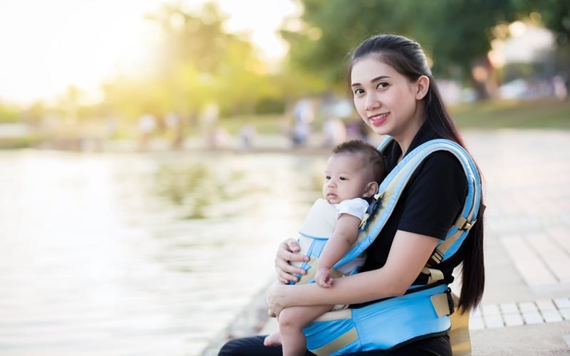 Những điều cần lưu ý khi địu bé trên xe máy