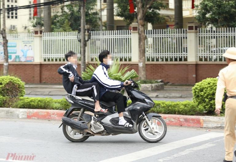 Những hành vi bị cấm khi điều khiển xe máy trên đường