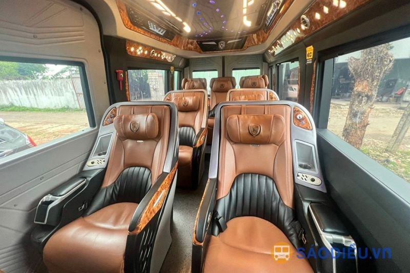 Nội thất chi tiết của một chiếc xe limousine cao cấp