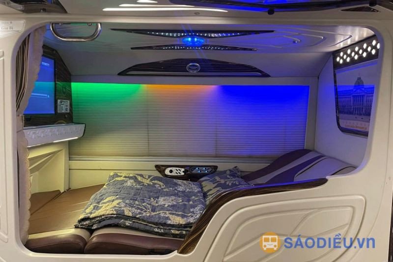Nội thất chi tiết một giường cabin VIP với màn hình giải trí và cổng sạc trên xe giường nằm Hà Nội Hà Giang