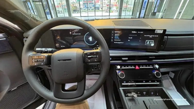 Nội thất khoang lái hiện đại của Hyundai SantaFe 2025 với màn hình kép
