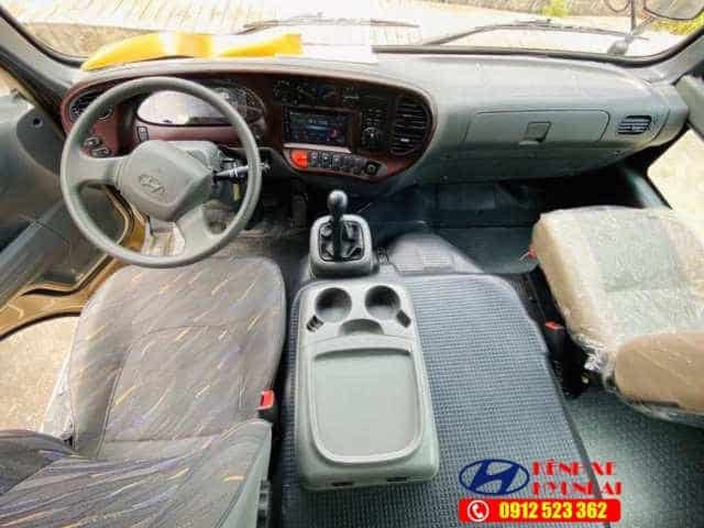 Nội thất khoang lái với vô lăng và bảng điều khiển hiện đại của Hyundai County Limousine
