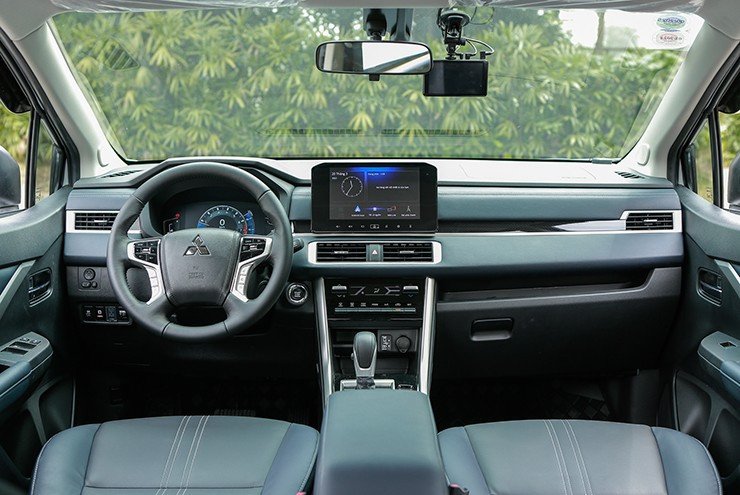 Nội thất rộng rãi của một mẫu xe MPV 7 chỗ được sử dụng phổ biến cho dịch vụ vận tải