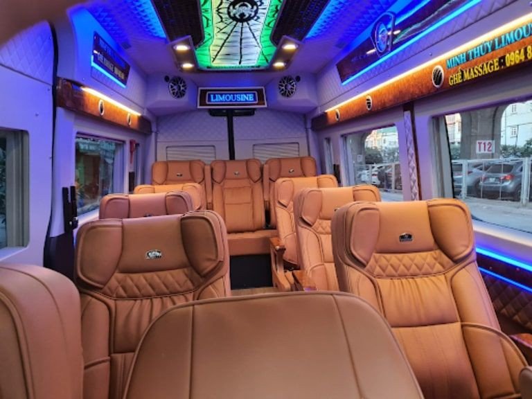 Nội thất rộng rãi và tiện nghi của một chiếc xe limousine, mang lại trải nghiệm thoải mái cho hành khách di chuyển giữa Hà Nội và Tam Đảo