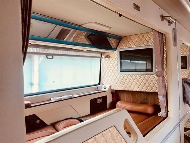 Nội thất sang trọng của dòng xe limousine giường nằm Cúc Tư