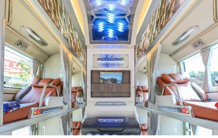 Nội thất sang trọng của một chiếc xe giường nằm cao cấp với ghế ngồi êm ái