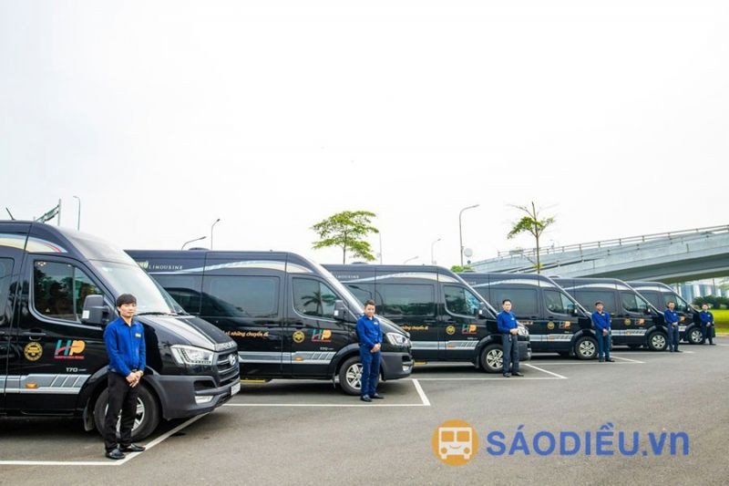 Nội thất sang trọng của một chiếc xe limousine đi Hạ Long
