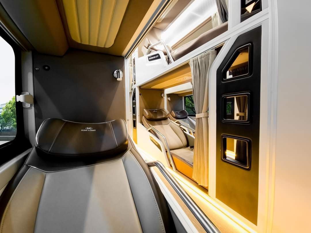 Nội thất sang trọng của xe khách Phương Trang với các giường nằm được trang bị tiện nghi cá nhân