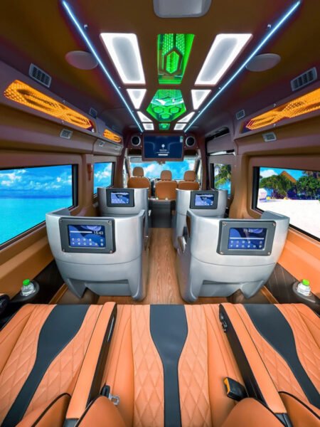Nội thất sang trọng của xe limousine 9 chỗ với ghế ngả điện và tiện nghi cao cấp