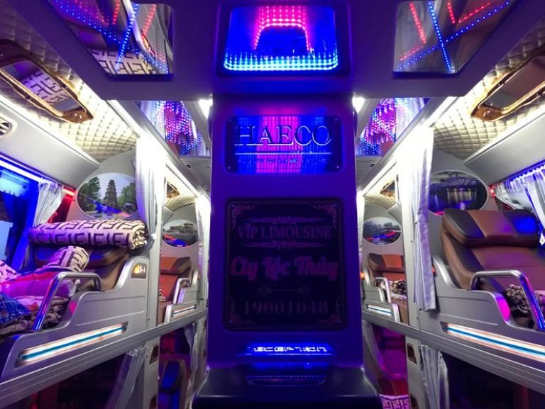 Nội thất sang trọng của xe limousine giường nằm Lộc Thủy với đèn LED và ghế da cao cấp