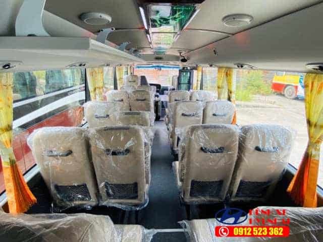Nội thất sang trọng và ghế ngồi bọc da cao cấp của Hyundai County Limousine