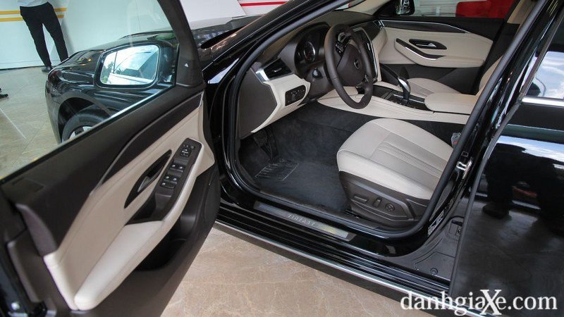 Nội thất sang trọng với màn hình lớn của VinFast Lux A2.0