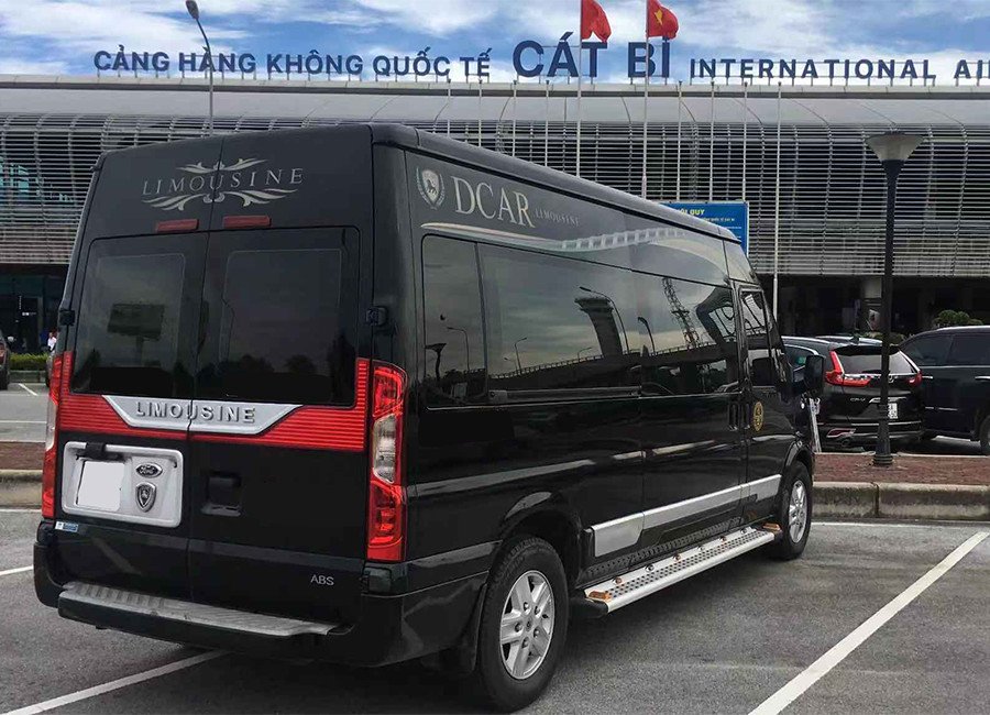 Nội thất tiện nghi của xe limousine với ghế ngả và không gian thoải mái