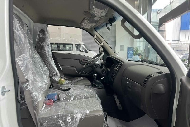 Nội thất tiện nghi của xe tải Hyundai H150 với bảng điều khiển trung tâm