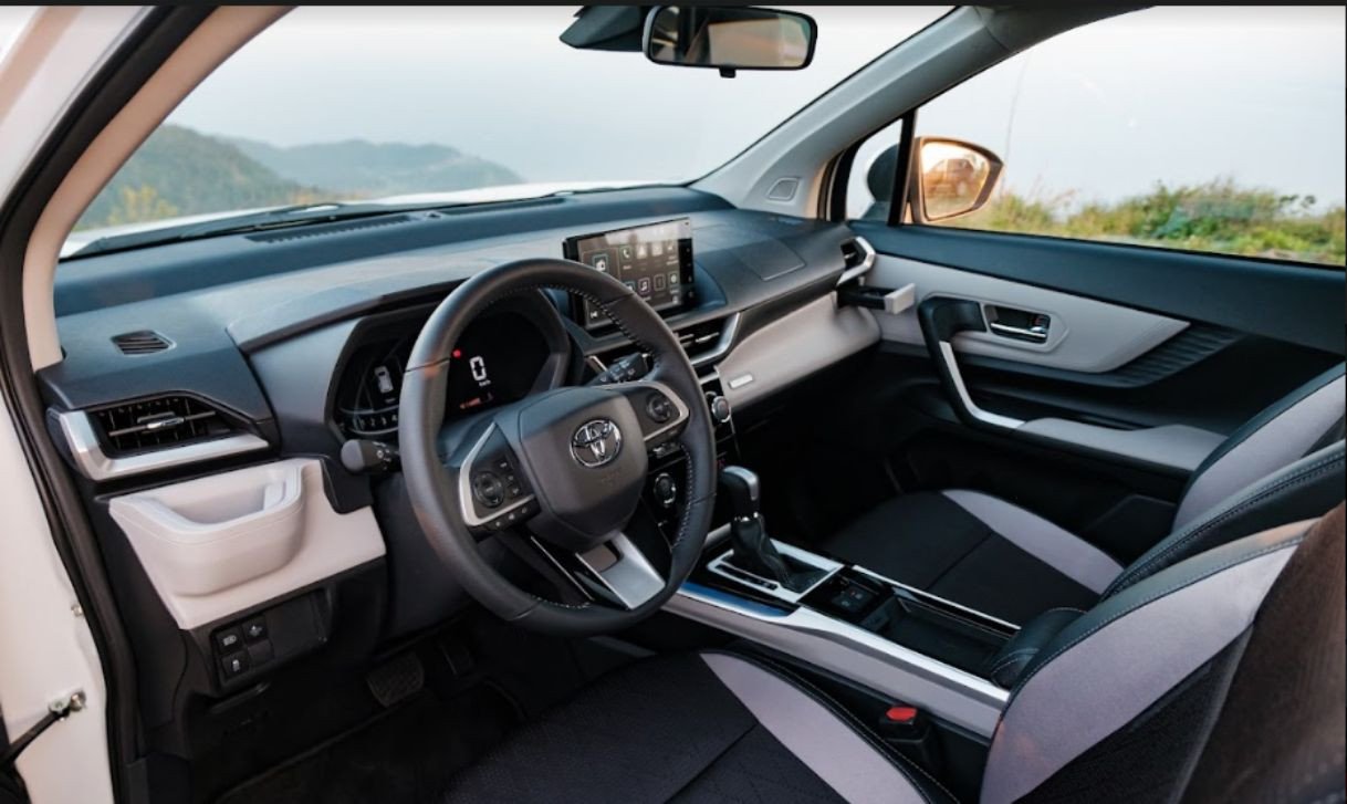 Nội thất tiện nghi và hiện đại của xe 7 chỗ Toyota Veloz